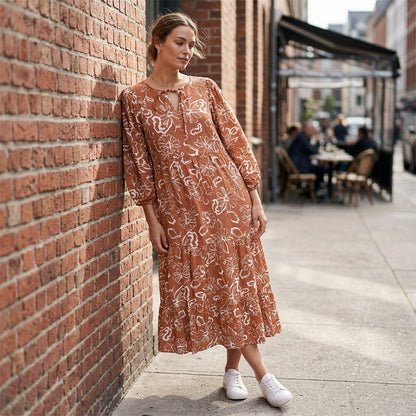 👗 KUKKAKUVIOLLINEN V-KAULA-AUKKOINEN MIDI-MEKKO — Vyötäröinen leikkaus | Kevyt ja ilmava | Sopii häihin ja puutarhajuhliin 🌸