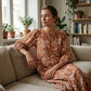 👗 KUKKAKUVIOLLINEN V-KAULA-AUKKOINEN MIDI-MEKKO — Vyötäröinen leikkaus | Kevyt ja ilmava | Sopii häihin ja puutarhajuhliin 🌸
