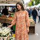 👗 KUKKAKUVIOLLINEN V-KAULA-AUKKOINEN MIDI-MEKKO — Vyötäröinen leikkaus | Kevyt ja ilmava | Sopii häihin ja puutarhajuhliin 🌸